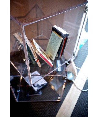 Vetrinetta da parete L25H31P12 in plexiglass trasparente su misura.