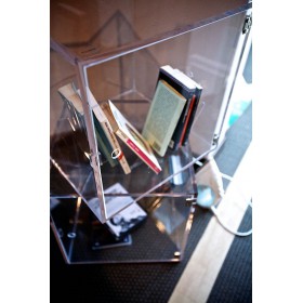 Cubi vetrina da parete in plexiglass trasparente su misura con antina.
