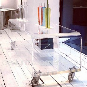 Carrello TV 85x30 mobile in plexiglass trasparente, ruote e ripiani.