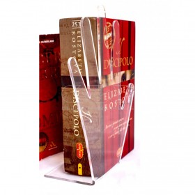 Mano reggilibro in plexiglass trasparente.