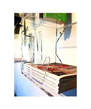 Mano reggilibro in plexiglass trasparente.