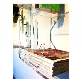 Mano reggilibro in plexiglass trasparente.