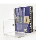 Mano reggilibro in plexiglass trasparente.