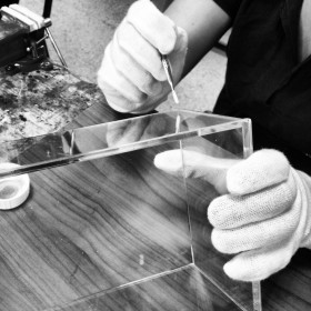 Lastre in plexiglass trasparente su misura e colla per teche fai da te