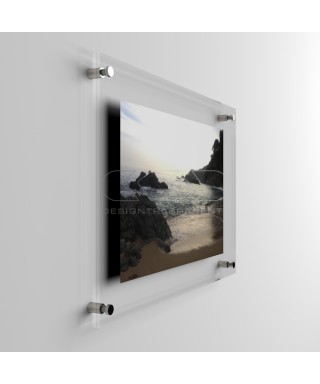 Cornice a giorno con pannelli in plexiglass e distanziali.