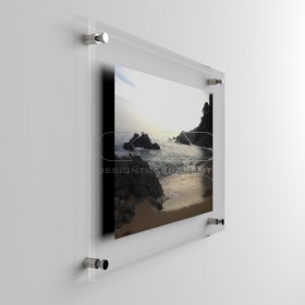 Cornice a giorno con pannelli in plexiglass e distanziali.