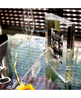 Cornice cm 10 portafoto da tavolo in plexiglass trasparente a magnete.