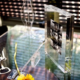 Cornice cm 20 portafoto da tavolo in plexiglass trasparente a magnete.
