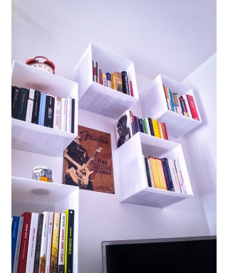 Mensola Cubo cm 25 in plexiglass colorato bianco espositore da parete.