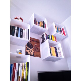 Mensola Cubo cm 25 in plexiglass colorato bianco espositore da parete.
