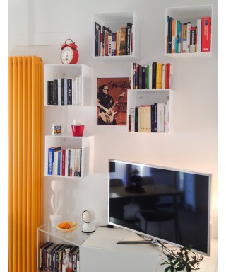 Mensola Cubo cm 25 in plexiglass colorato bianco espositore da parete.