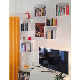 Mensola Cubo cm 25 in plexiglass colorato bianco espositore da parete.