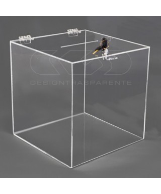 Urna económica, caja de metacrilato transparente con ranura y llave.