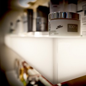 Estante iluminada cm 80 metacrilato blanco luz natural LED.