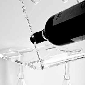Botellero y portavasos de pared en metacrilato transparente