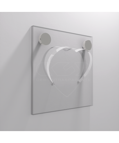 Perchero de pared corazón de metacrilato transparente.