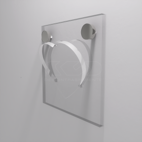 Perchero de pared corazón de metacrilato transparente.