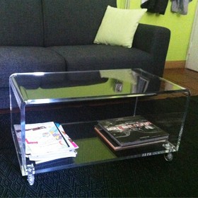 Mesa de centro 40 cm revistero de metacrilato transparente con ruedas.