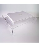 Soporte para portátil de metacrilato transparente.
