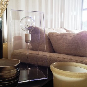 Lampada da tavolo Soft elegante e minimal in plexiglass