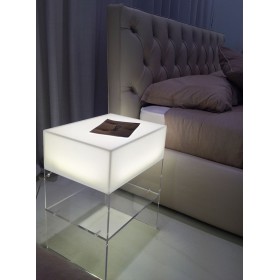 Comodino L30 Tavolino luminoso con ripiano portaoggetti in plexiglass.