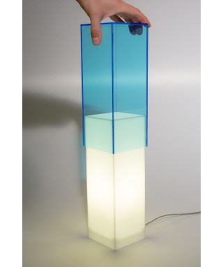 Condom azzurra lampada da tavolo e comodino in plexiglass colorato
