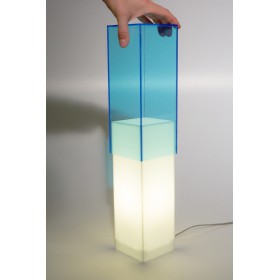 Condom azzurra lampada da tavolo e comodino in plexiglass colorato