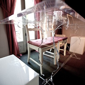 Tavolo in plexiglass trasparente classico