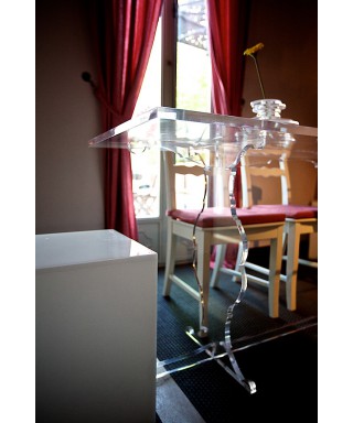 Tavolo in plexiglass trasparente classico