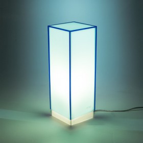 Condom azzurra lampada da tavolo e comodino in plexiglass colorato