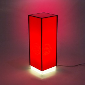 Lampara de escritorio roja o mesita de noche de metacrilato coloreado