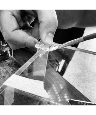 Cerniera in plexiglass trasparente piccola e di facile applicazione.