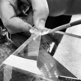 Cerniera in plexiglass trasparente grande e di facile applicazione.