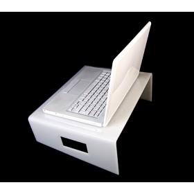 Soporte para Mac y portátil de metacrilato blanco.
