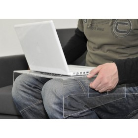 Soporte para Mac y portátil de metacrilato blanco.