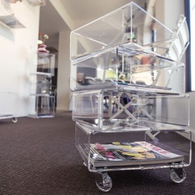 Comodino Portariviste Carrello servitore in plexiglass trasparente.