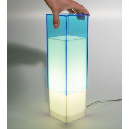 Lampada da tavolo in plexiglass, abat jour colorata, design moderno.